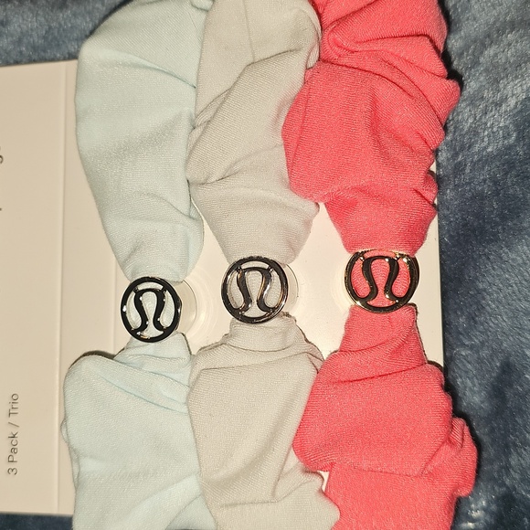 Lululemon Uplifting Scrunchie 3 Pack * Logo Charm! GLZP/VPOR/MIBR! - Picture 3 of 7